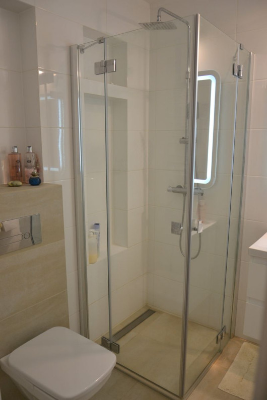 Nowa kabina prysznicowa z odpływem liniowym