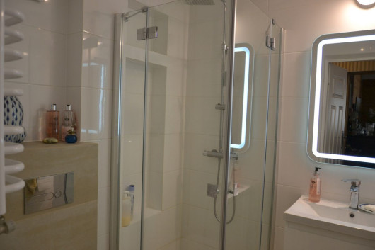 Lustro z podświetleniem LED i kinkiet LED