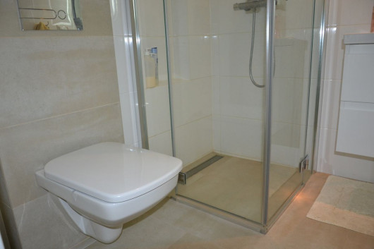 Podwieszany sedes w wyremontowanej łazience