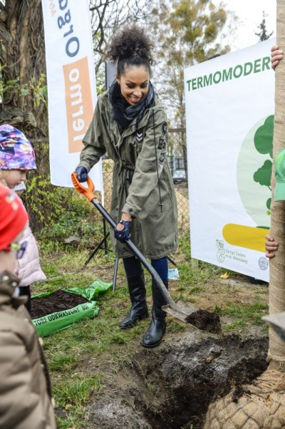 Sadzenie drzew wspiera walkę ze smogiem, fot. AKPA