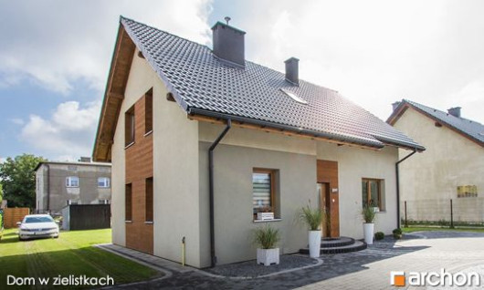 "Dom w zielistkach" - widok na wejście do domu