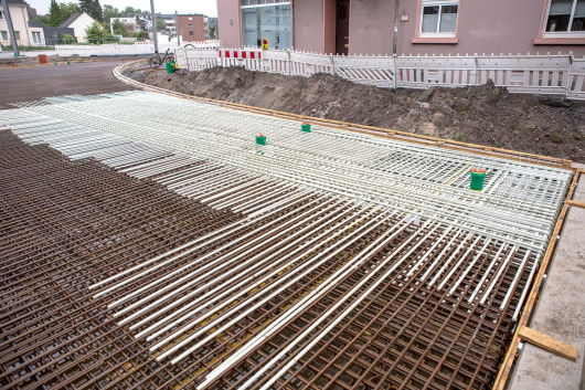 Aby nie wpływać na obwody blokady wyłączników tramwaju, jako zbrojenie w tym obszarze stosuje się pręty z włókna szklanego Combar, ponieważ nie przewodzą prądu.  Źródło: Schöck