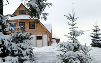 Montaż gontów bitumicznych zimą - poradnik