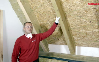 Izolacja dachu wełną przy nierównych krokwiach