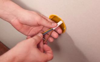 Jak szybko i prosto podłączyć przewody do nowego gniazda