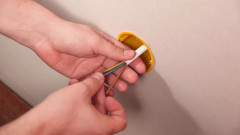 Jak szybko i prosto podłączyć przewody do nowego gniazda