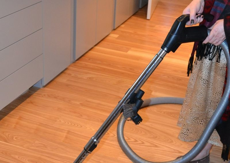 Zestaw szczotek wisi na teleskopowej rurze, więc łatwo je zamienić podczas sprzątania