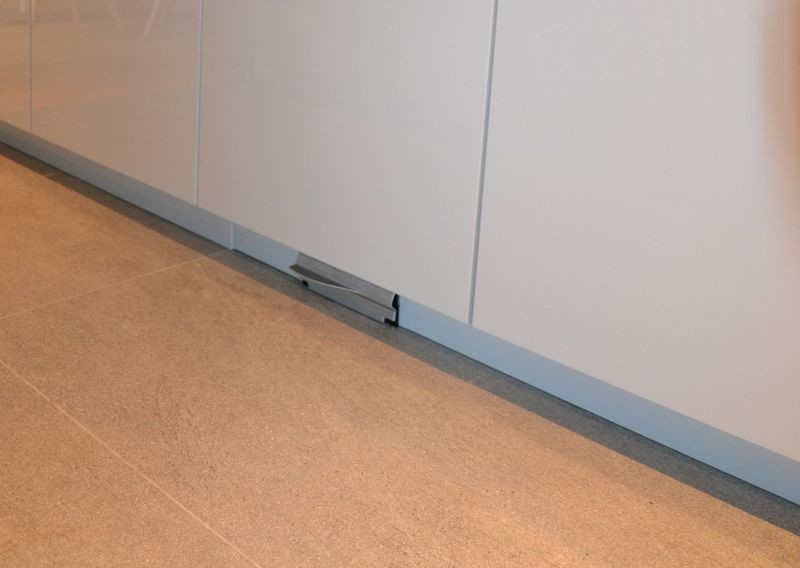 Automatyczna szufelka przypodłogowa w kuchni