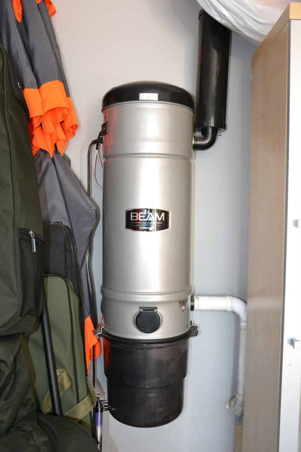 Kompaktowa jednostka centralna z systemem podwójnej filtracji wisi w garażu