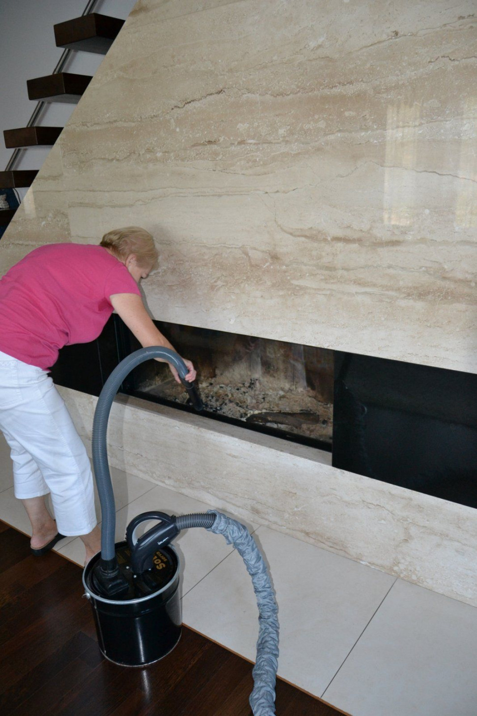 Separator ułatwia sprzątanie popiołu w kominku