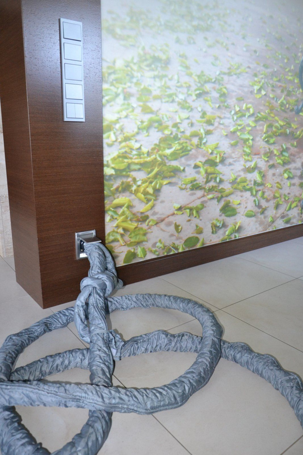 Wąż o dł. 9 m wyposażono w pokrowiec, chroniący podłogi i ściany przez rysowaniem