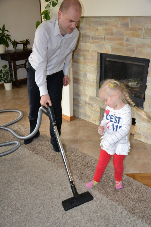 Właściciele sprzątają dom wężem o dł. 9 m i rozszerzonym pakietem akcesoriów