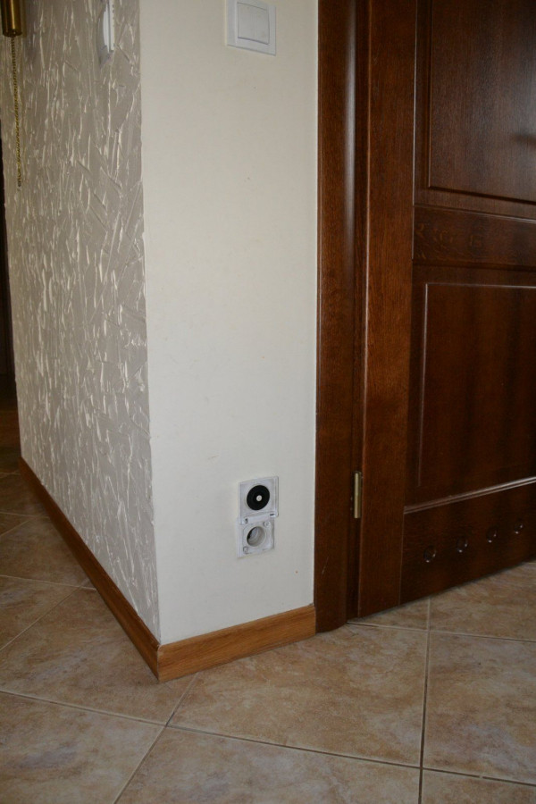 Klapkę przy gnieździe w kuchni dzieci powtórnie pozbawiły sprężynek dociskających