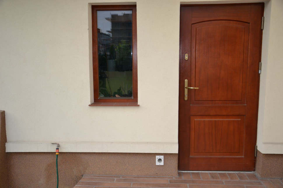 Wylot wyrzutni powietrza na tarasie nie utrudnia jego użytkowania (klapkę oberwały dzieci)