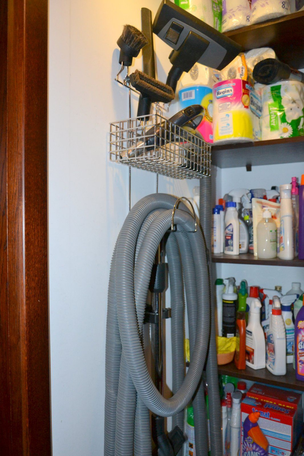 Na wieszaku, w schowku na parterze, przechowuje się akcesoria do sprzątania