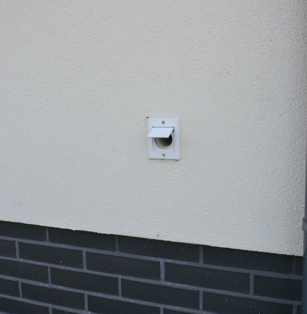 Siła wyrzutu przefiltrowanego powietrza otwiera klapkę przewodu wyrzutni, kiedy odkurzacz pracuje