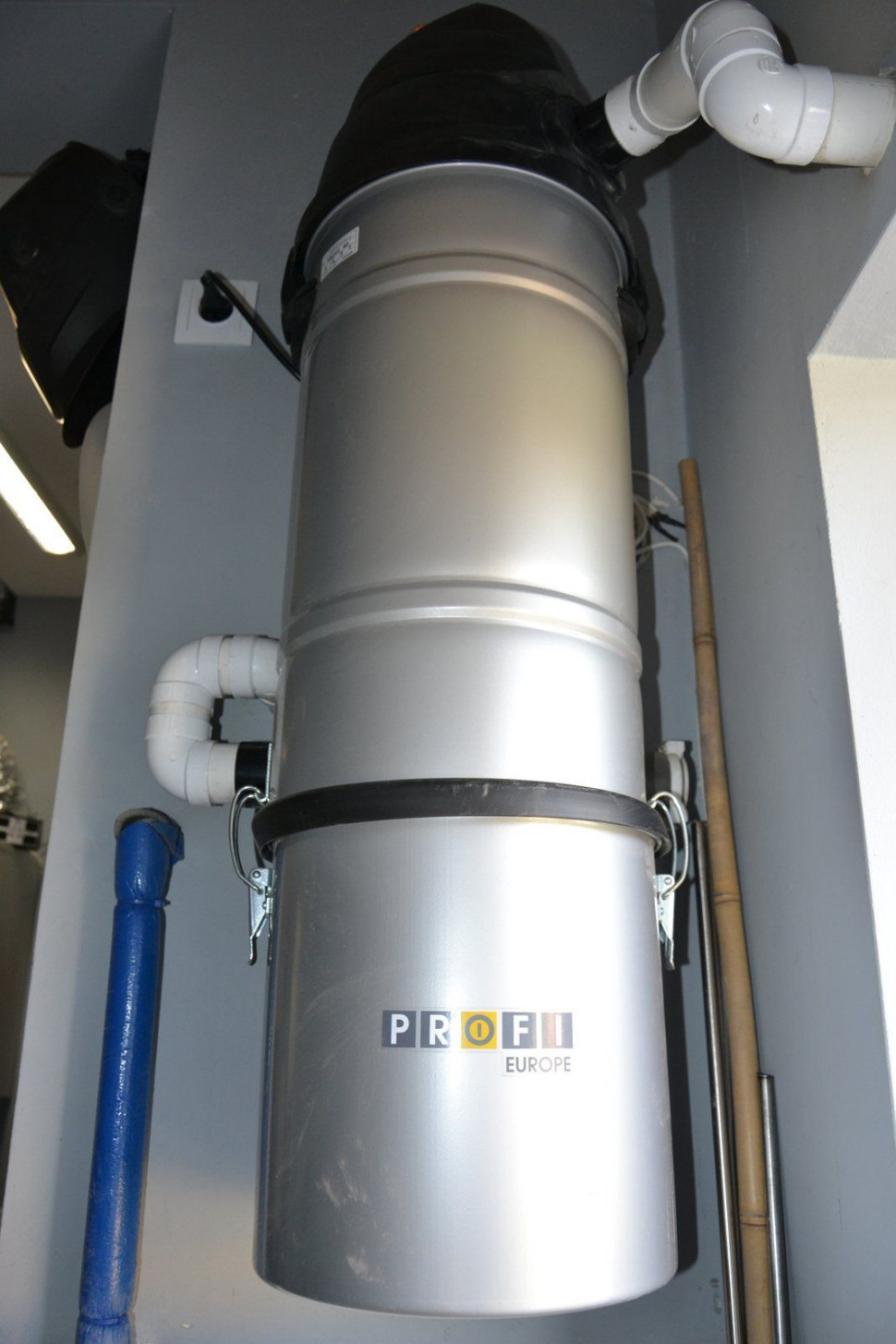 Kompaktowa jednostka centralna z systemem podwójnej filtracji wisi przy wyjściu gospodarczym