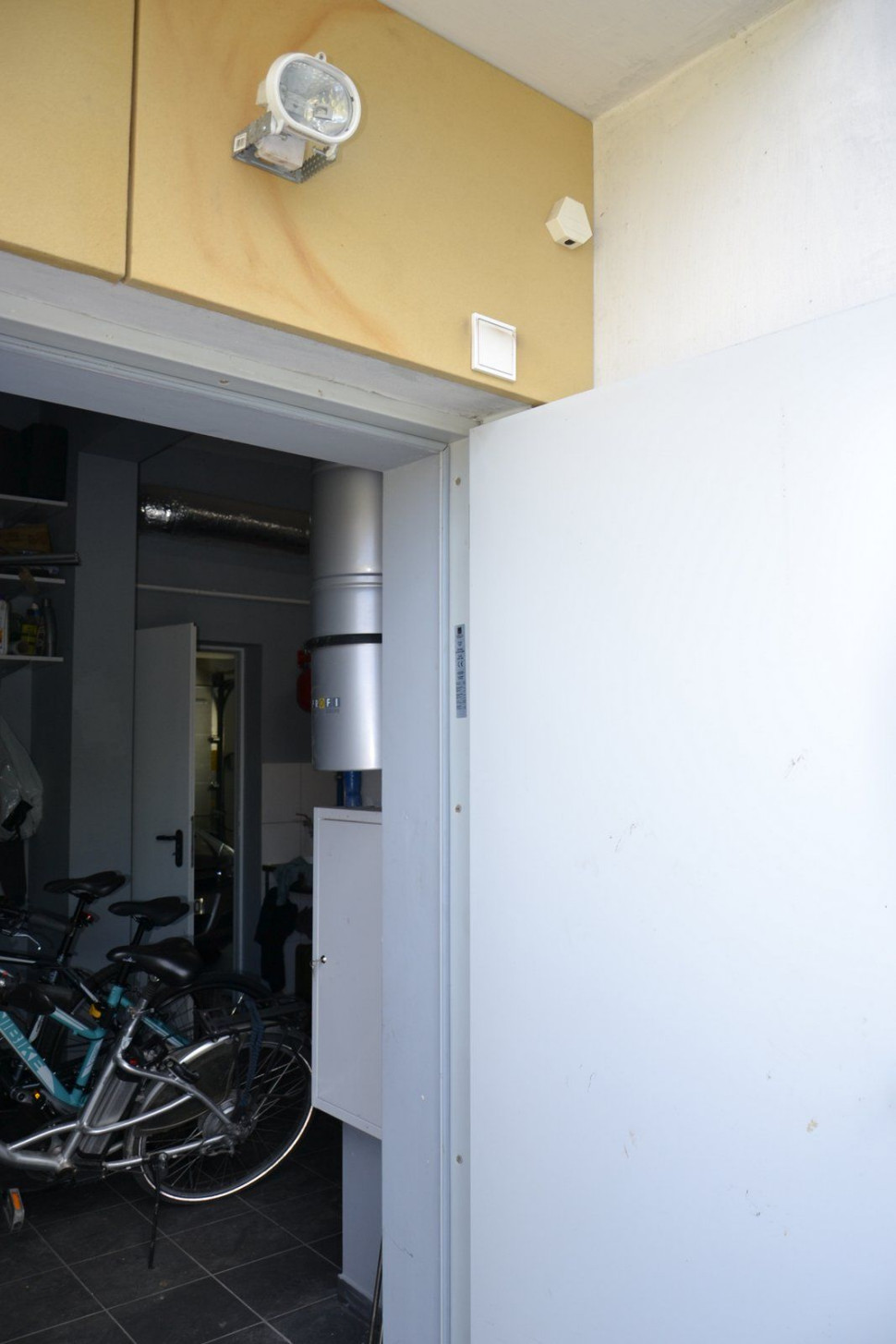 Krótki przewód wyrzutni powietrza, bez tłumika, wyprowadzono przez zewnętrzną ścianę