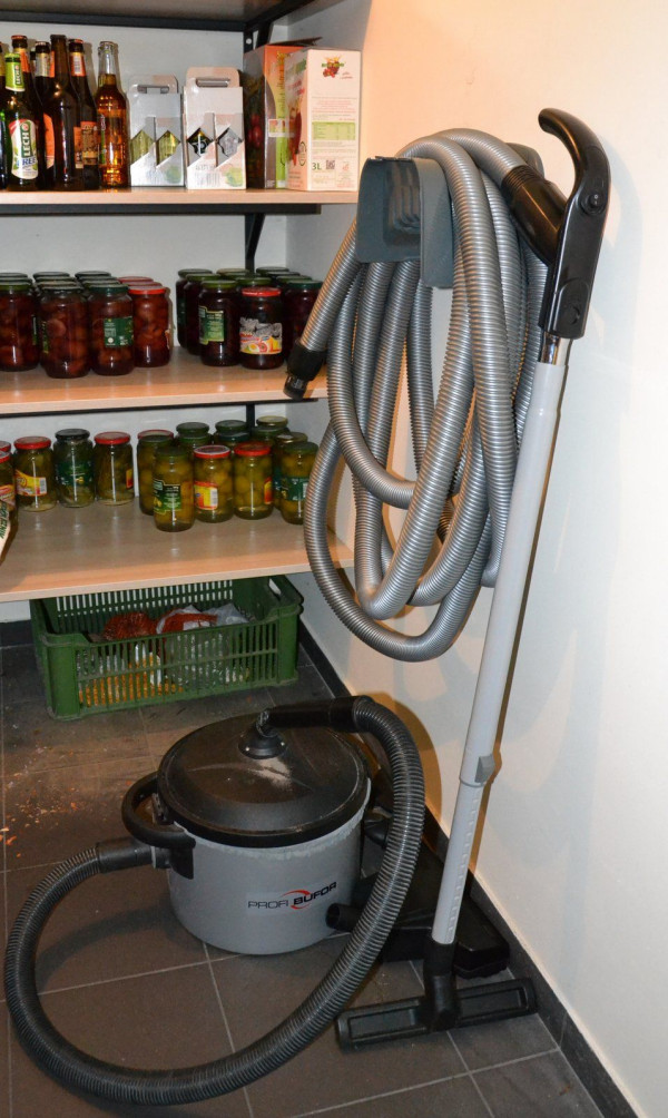 Akcesoria do sprzątania przechowuje się w schowku pod schodami