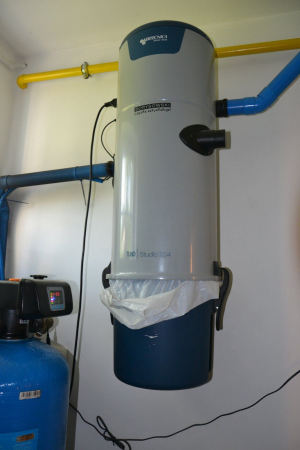 Jednostka centralna z systemem podwójnej filtracji wisi na wewnętrznej ścianie kotłowni