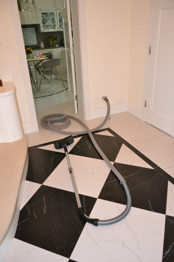 Duży dwukondygnacyjny dom obsługuje jeden wąż ssący o dł. 9 m. a garaż - osobny zestaw do sprzątania