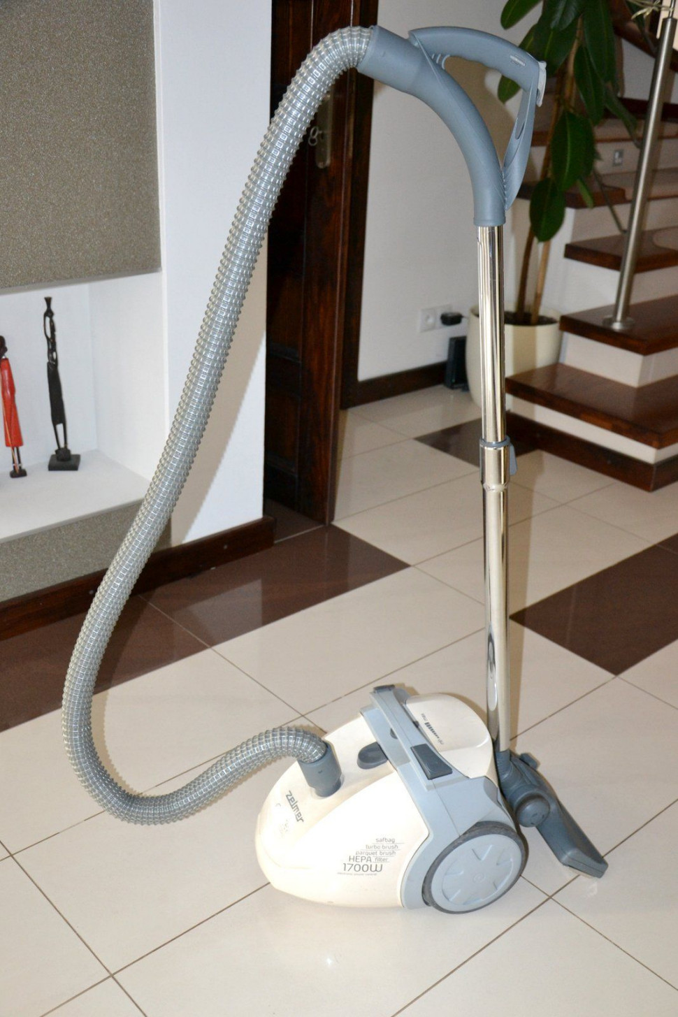 Odkurzaczem z filtrem E11 i mocą 1700 W sprząta się poddasze domu