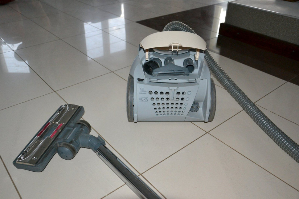 Uniwersalna szczotka na wężu ssącym oraz inne szczotki w schowku (w korpusie odkurzacza)