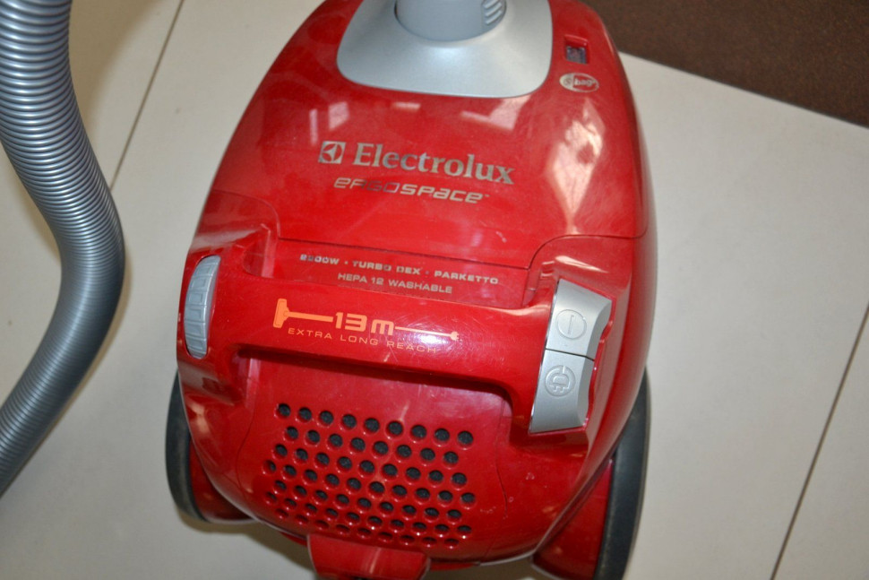 Odkurzacz z filtrem E12 i mocą 2200 W ma wyjątkowo długi kabel (13 m)