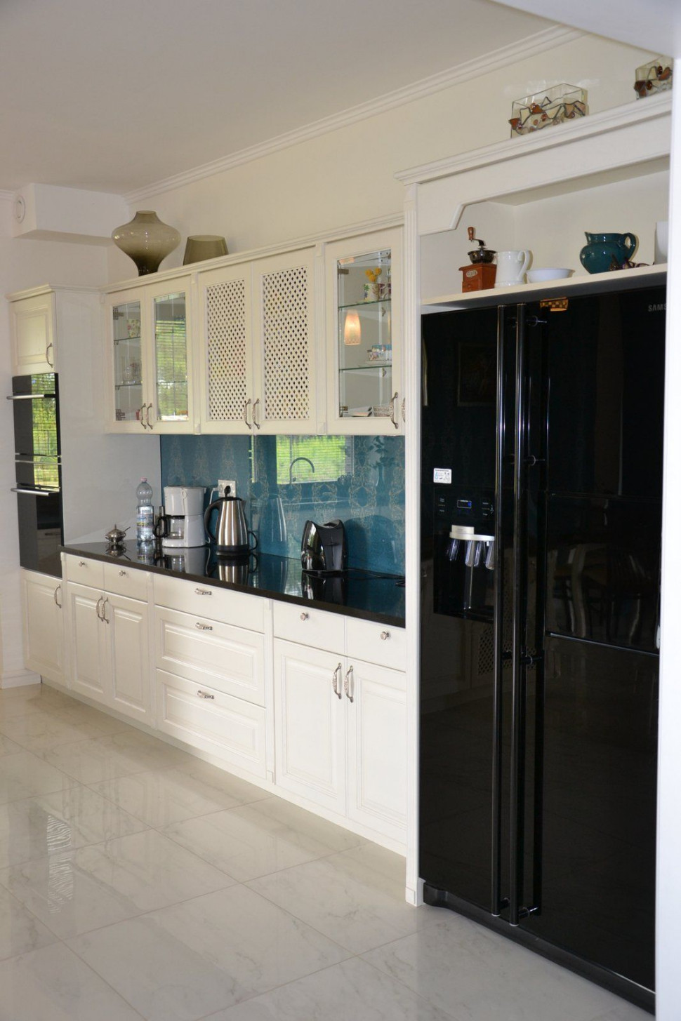 Dwudrzwiowa lodówka z czarnym szkłem nawiązuje do czarnych granitowych blatów