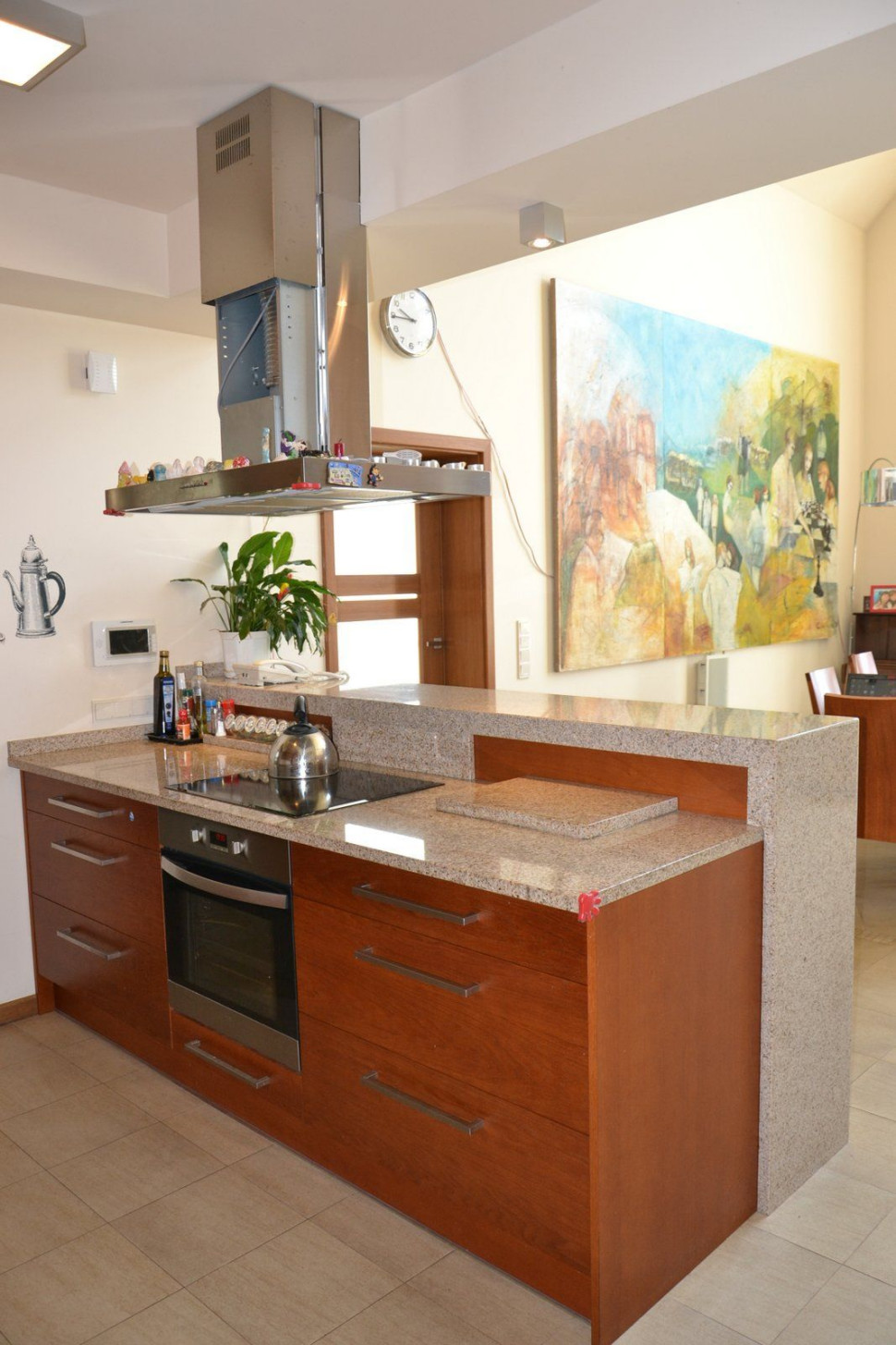 Nad płytą indukcyjną zamontowano, na wysokości optymalnej dla użytkowników, okap wyspowy