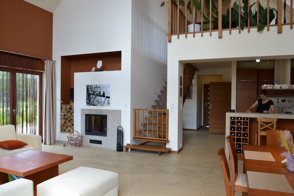 Kuchnia, ulokowana w centrum domu, została połączona z jadalnią i salonem