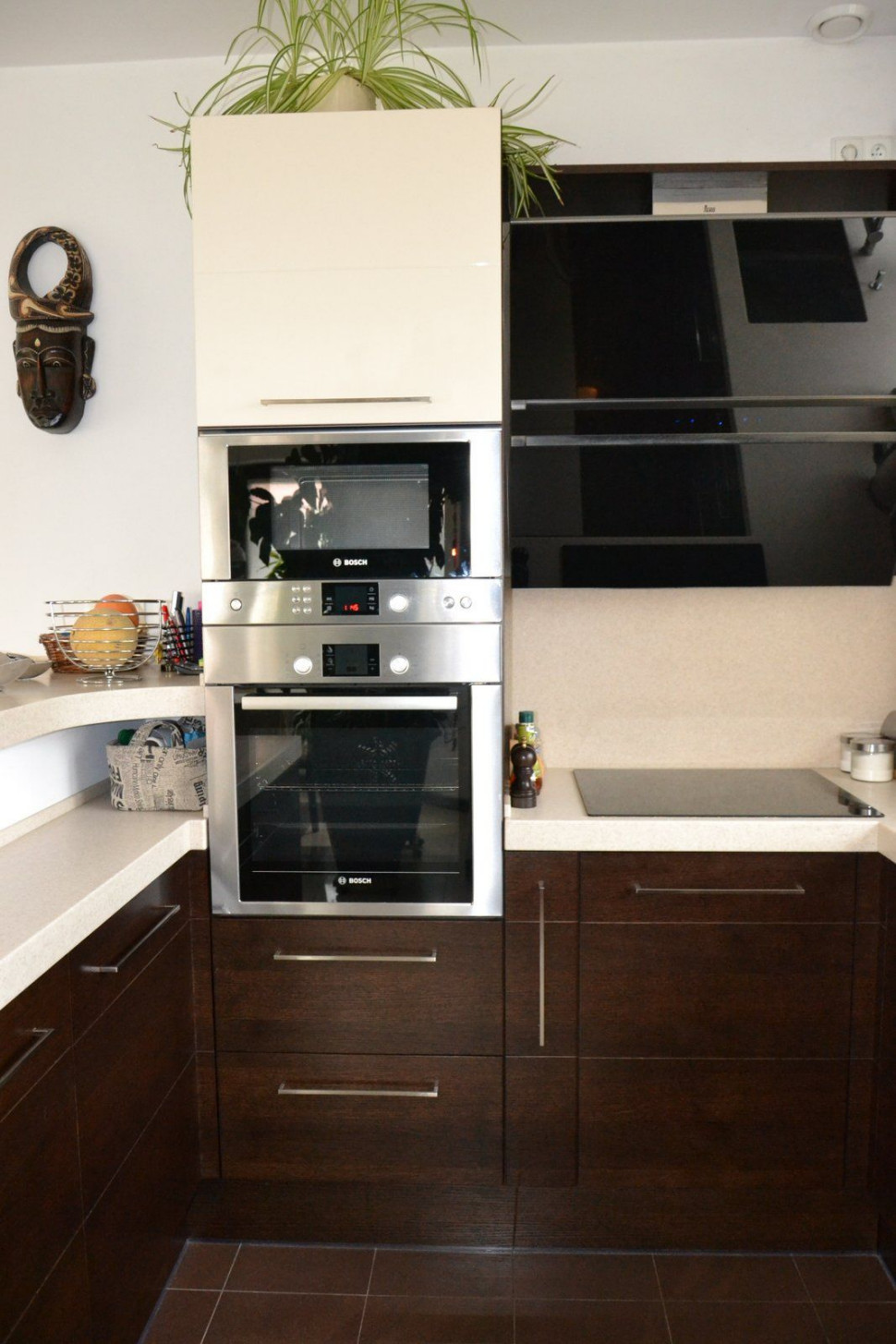 Strefa gotowania z płytą indukcyjną, okapem ze stali i szkła, elektrycznym piekarnikiem i mikrofalówką