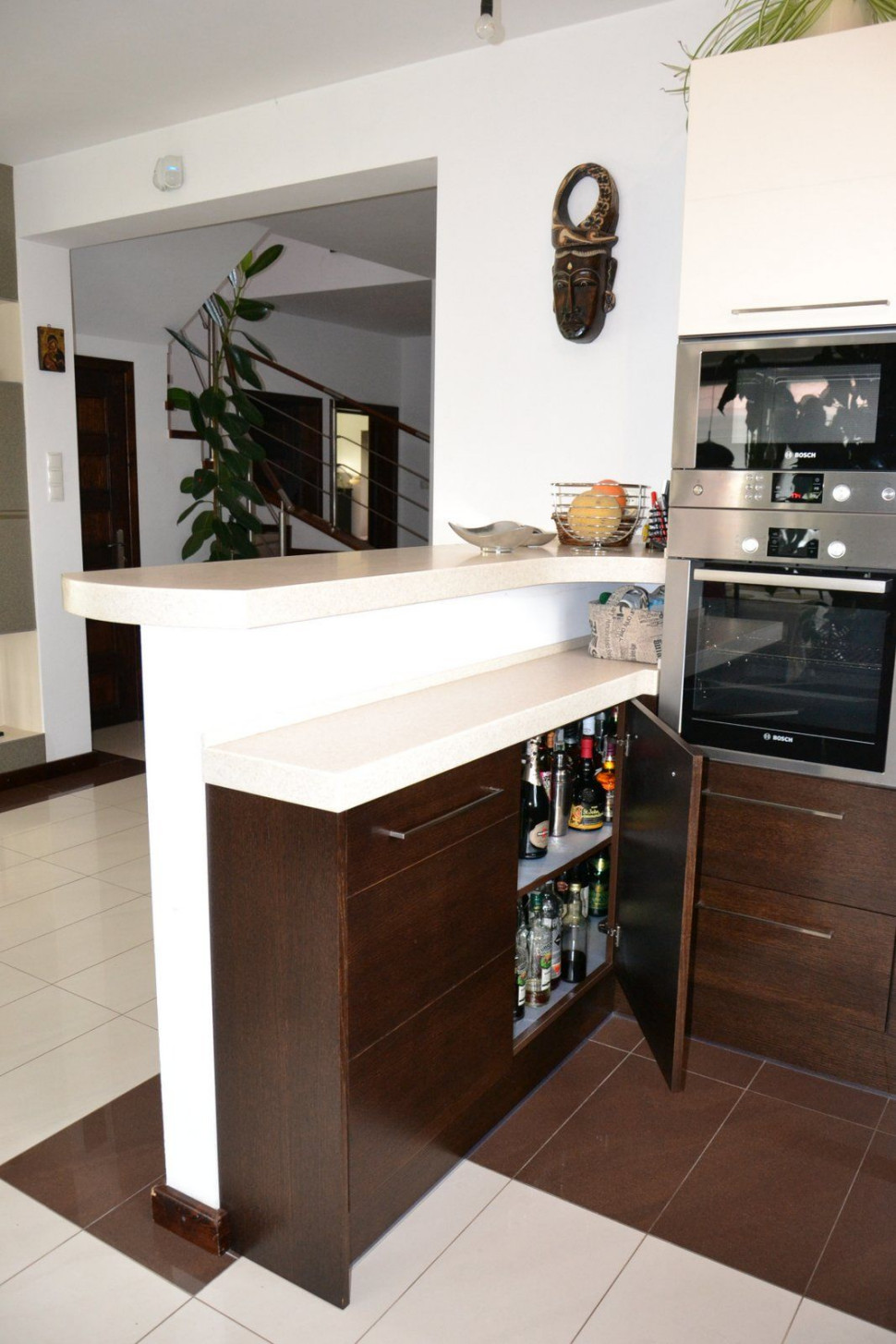 Szafkę przy półwyspie przeznaczono na barek ze szkłem i alkoholami