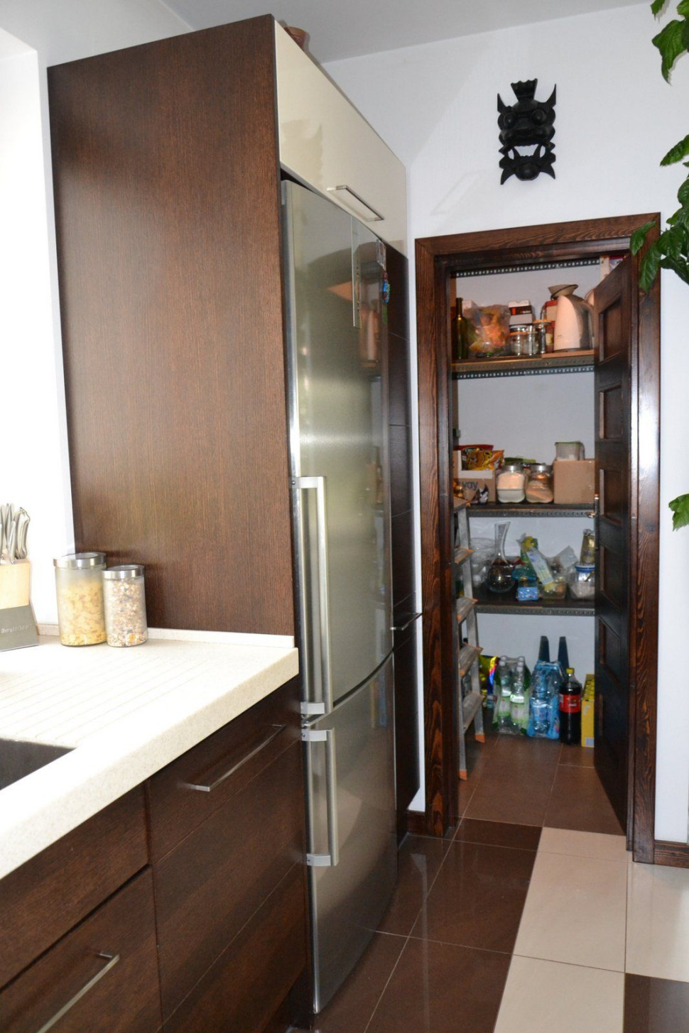 Zabudowa jest dłuższa, dzięki powiększeniu kuchni kosztem powierzchni spiżarni