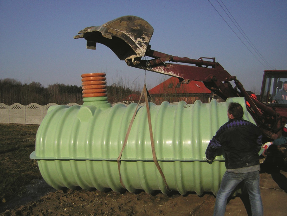 Ustawianie zbiornika z tworzyw sztucznych z pomocą koparki