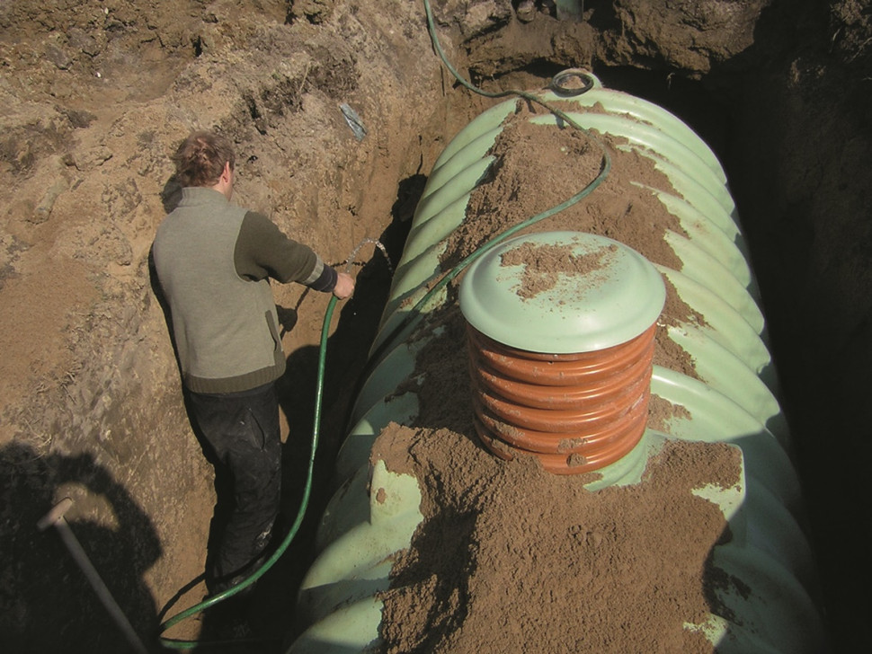 Montaż zbiornika z tworzyw sztucznych w gruncie