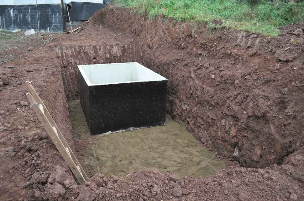 Montaż zbiornika żelbetowego z prefabrykatów