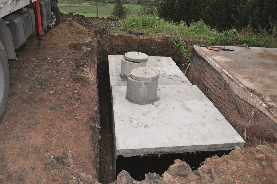 Zbiornik żelbetowy z prefabrykatów z pokrywą