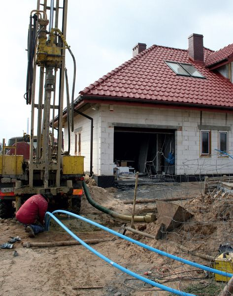 Wykonywanie pionowych sond glikolowych, które stanowią dolne źródło pompy ciepła