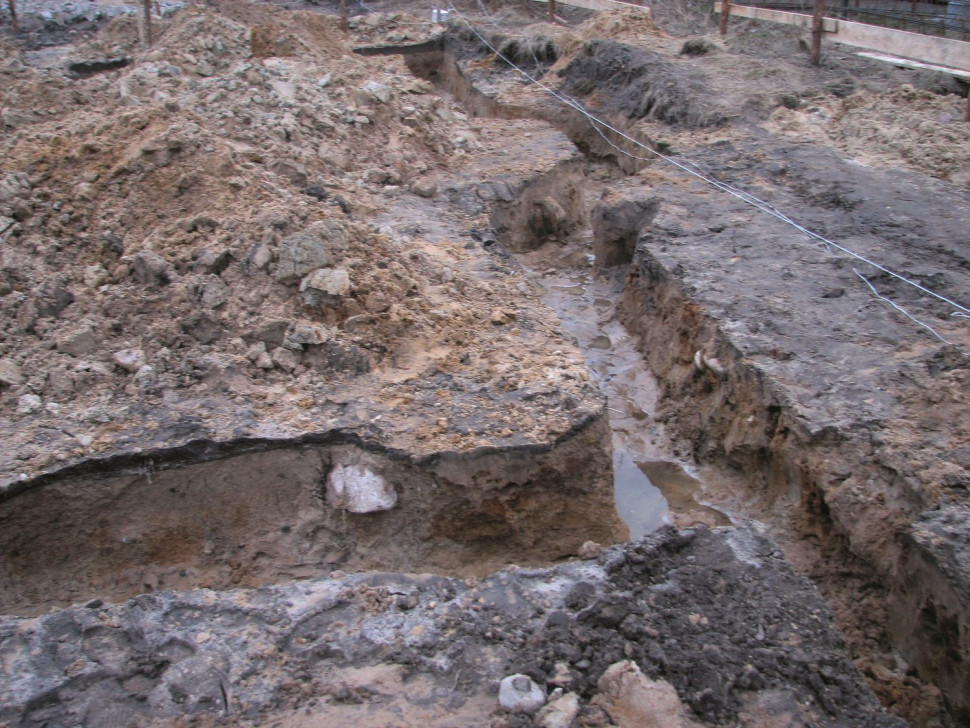 Podmycie wody spowodowało uszkodzenie szalunku ziemnego