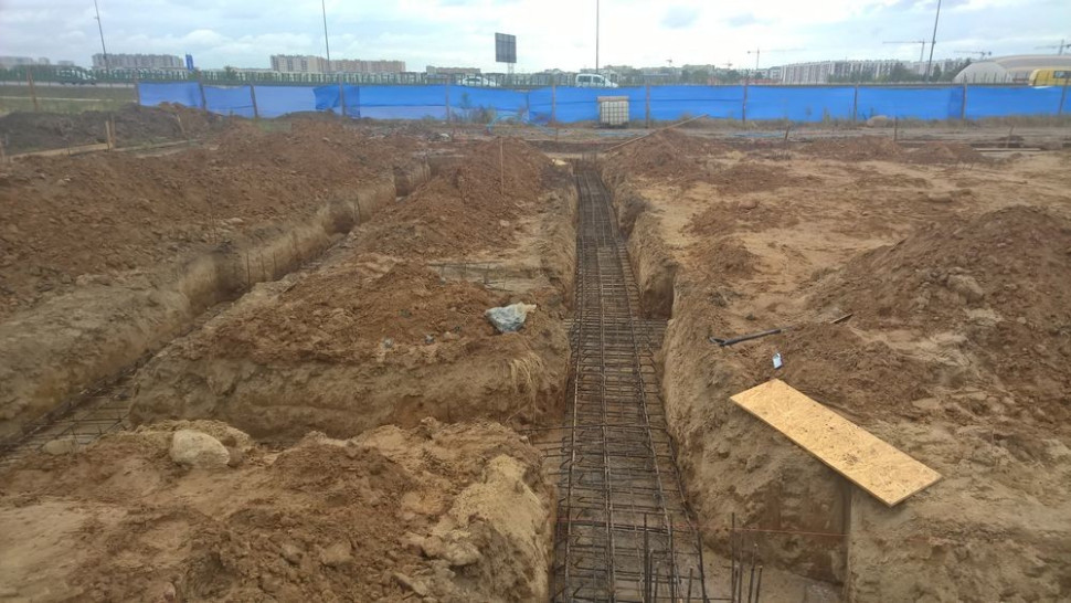 Nierówno ułożone zbrojenie w szalunkach ław fundamentowych