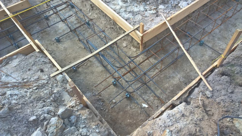 Zazbrojony narożnik ław fundamentowych. Pręty umieszczone niewłaściwie - jeden pręt wewnętrzny u góry powinien być inaczej ułożony