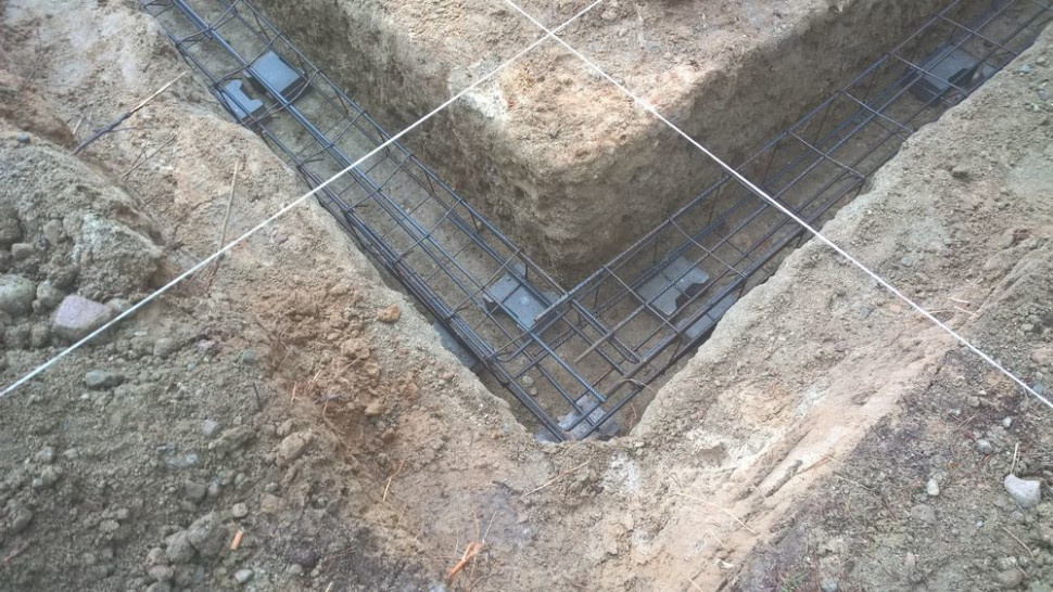 Zazbrojony narożnik ław fundamentowych. Pręty umieszczone właściwie.