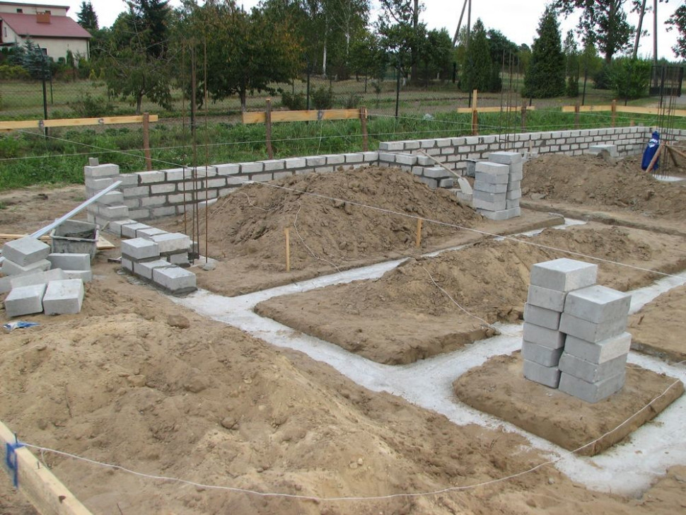 Murowanie ścian fundamentowych na ławach bez hydroizolacji poziomej pomiędzy ławą fundamentową a murowaną ścianą