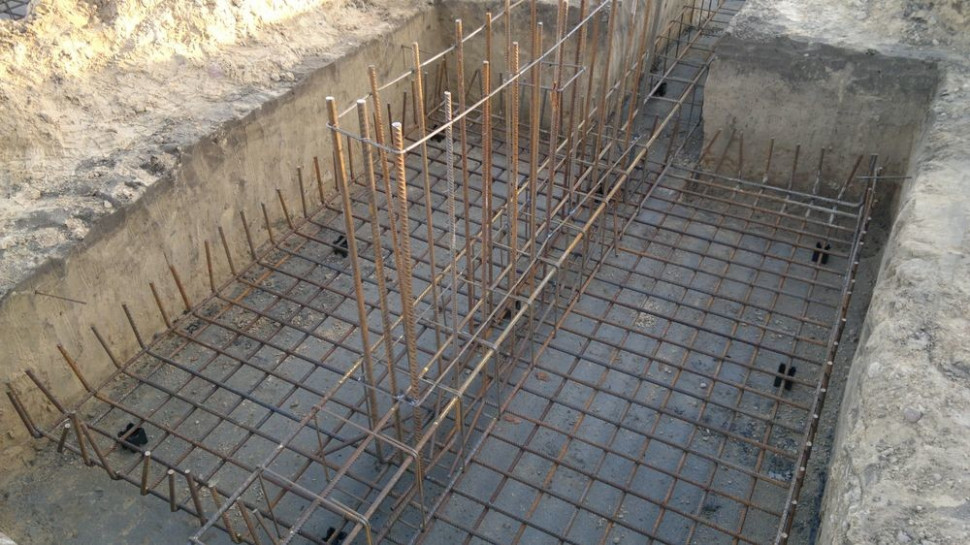 Startery pod fragment ściany