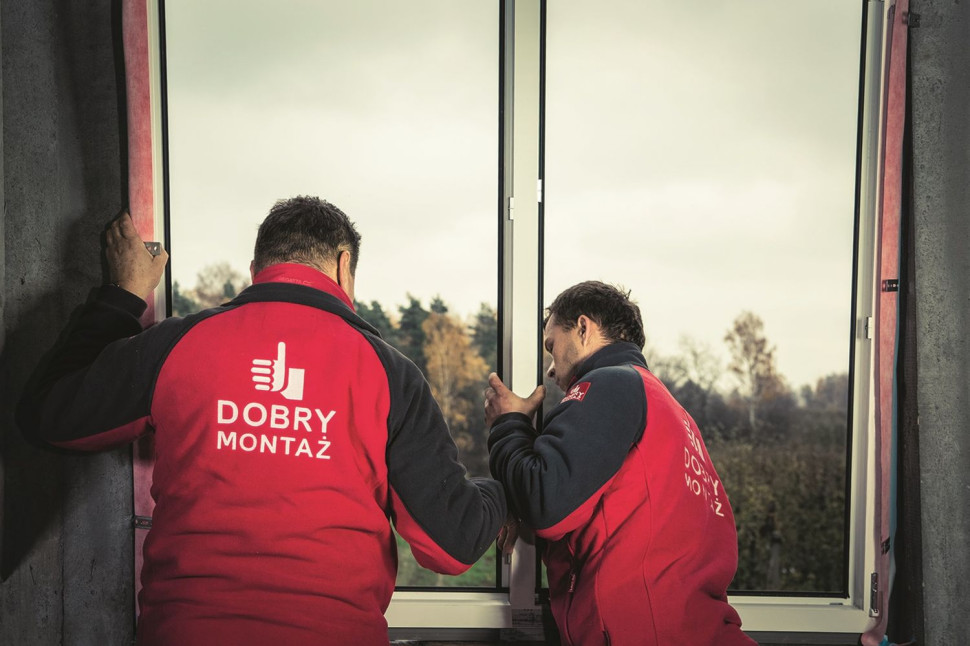 Osadzenie okna z przyklejonymi taśmami - paroszczelną od środka i paroprzepuszczalną od zewnątrz