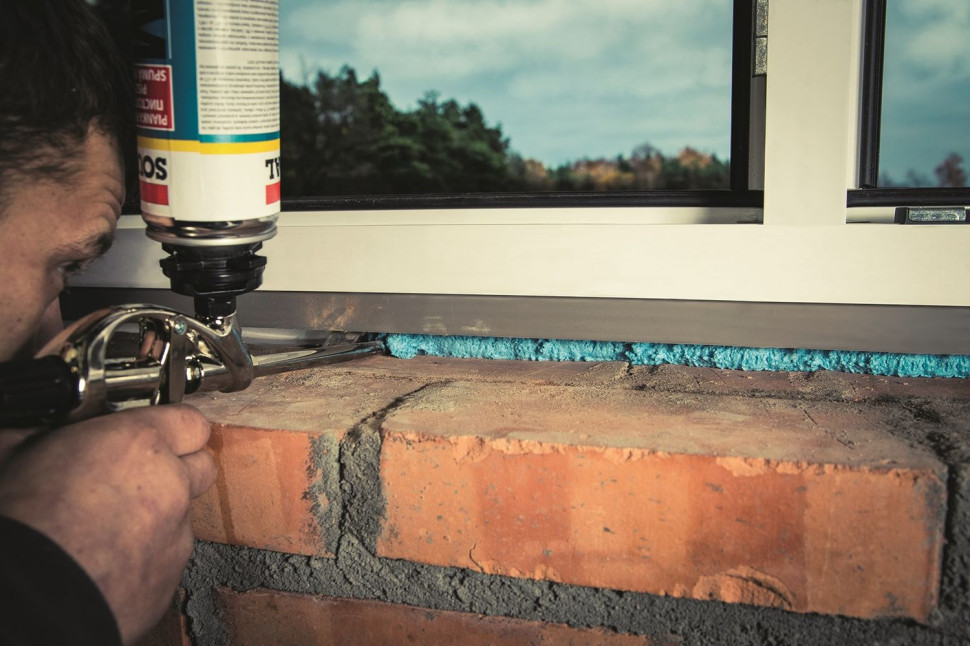 Osadzanie okna: Wypełnienie szczelin pianką poliuretanową