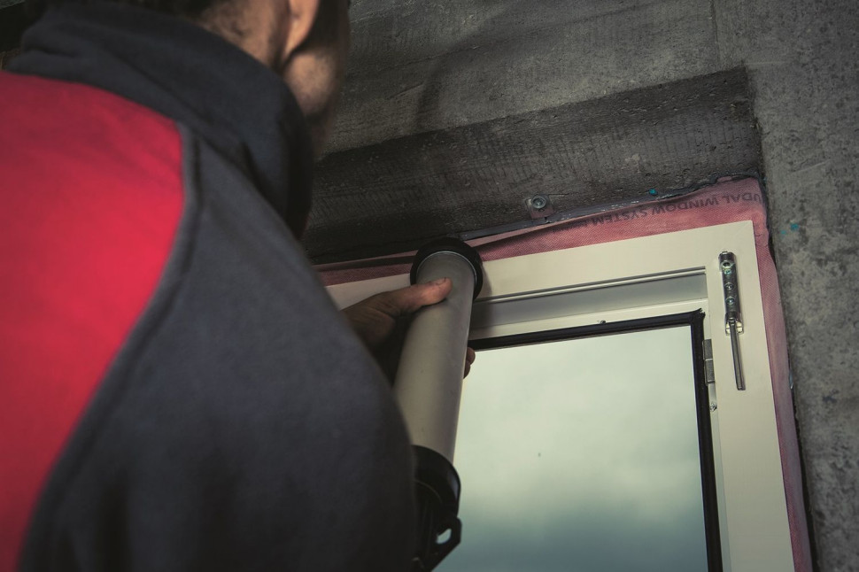 Osadzanie okna: przyklejenie taśm do ościeża