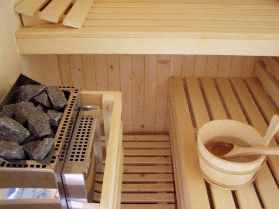 Wiaderko na wodę i łyżka do polewania kamieni