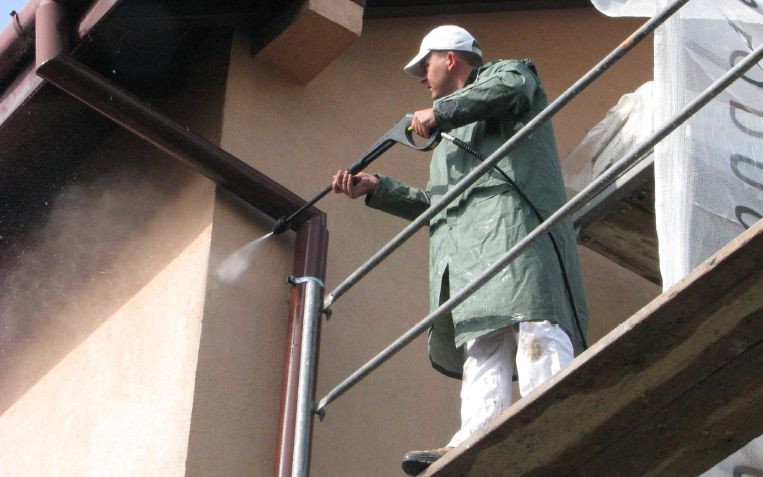 Usunięcie pozostałych zanieczyszczeń wodą pod ciśnieniem.